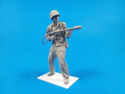 CMK F35321 US Marine Soldier w/ Flamethrower M2A1 (1945)