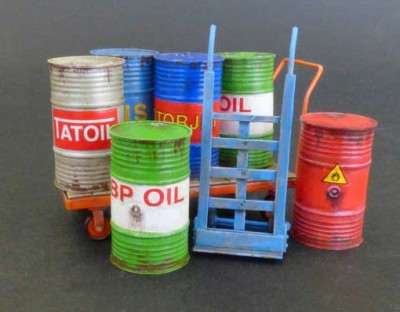 Plus model 482 1/35 Metal barrels w/ handcarts (resin set&amp;decals)