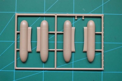 Fly model A0004 Drop Tank - 44 gallon (plastic set) 1/32