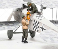 Copper State Models F32-005 German aerodrome personnel bomb loading 1/32
