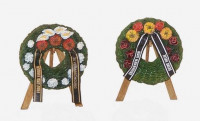Plus model 4045 Funeral wreaths with easels 1:48
