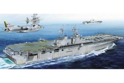 Hobby Boss 83405 Корабль USS Boxer LHD-4 (Hobby-Boss) 1/700