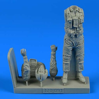 Aerobonus 320091 US NAVY Pilot with bag (Vietnam War 1965-73) 1/32