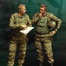 Bravo6 35098 US Helo Crew(2) - Briefing 1:35