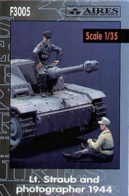 Figurines F3005 Lt. Straub and photographer 1944