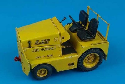 Aerobonus 320035 UNITED TRACTOR GC-340/SM340 tow tractor US NAVY/ARMY 1/32