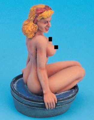 Girls G-35014 Купальщица в тазике 1:35