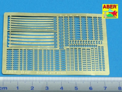 Aber 35A021 assorted belt buckles and straps 1/35