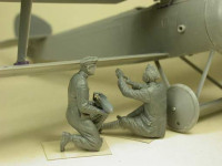 Copper State Models F32-028 RFC Air Mechanics installing bombs 1/32
