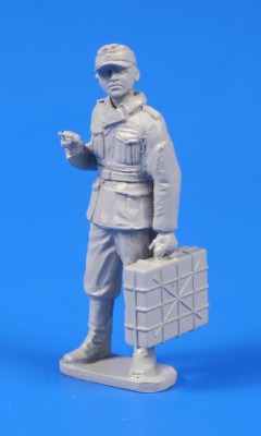 CMK F48302 Germann WWII Soldier with Grenade Case