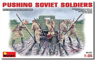 MiniArt 35137 Толкающие автомобиль советские солдаты