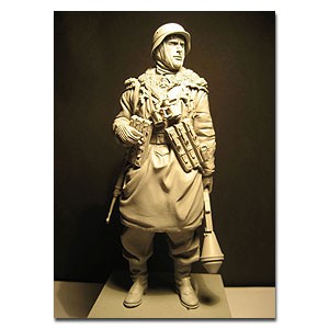 Jeffchiu's Miniatures JS120029 SS-Scharfuhrer w/ Panzerfaust, Eastern Front 1943/44 1:16