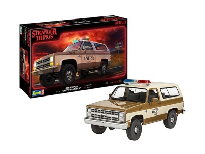 Revell 07724 Jim Hooper's 1985 Chevrolet K5 Blazer: Stranger Things (NEW TOOLING in 2025) 1/25
