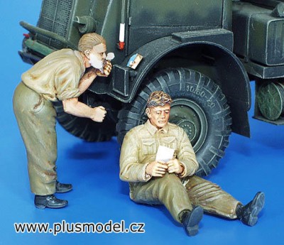 Plus model 158 British Soldiers, WWII - Shaving &amp; Resting 1:35