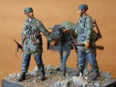 CMK F35032 German Fallschirmjger + Donkey (2 fig. ) 1/35