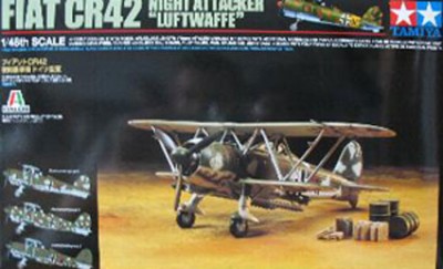 Tamiya 89722 Самолет Fiat CR42 &quot;Luftwaffe&quot; с фигурой пилота + набор бочек и канистр 1/48
