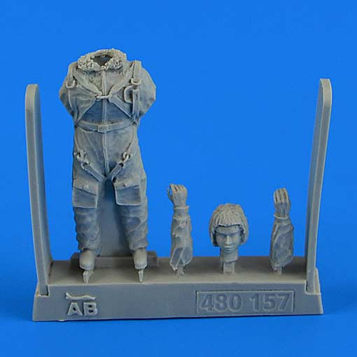 Aerobonus 480157 Soviet Woman Pilot WWII with parachute 1/48