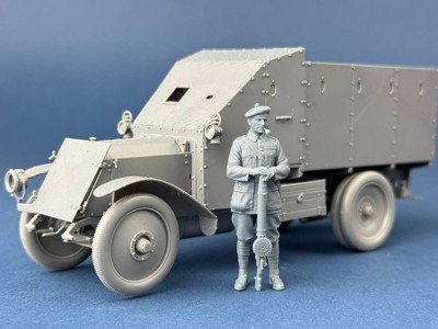 Copper State Models F35-070 Фигура, Военнослужащий подразделения Королевской Ирландской полиции (черно-рыжые) стоит с пулеметом Льюиса MG 1/35
