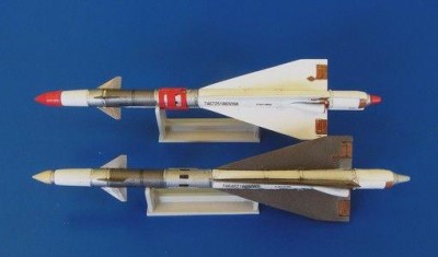 Plus model AL4045 Russian missile R-40RD AA-6 Acrid 1:48