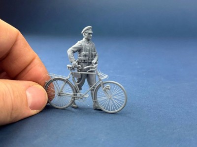 Copper State Models F35-078 Фигура, Британский армейский велосипедист идет со своим велосипедом 1/35