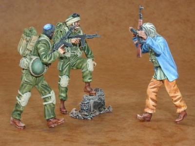 CMK F35094 Israeli army (2 fig.) + Palestine people (1 fig.) 1/35