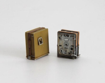 Plus model EL020 German wireless station WWII with accumulator 1:35