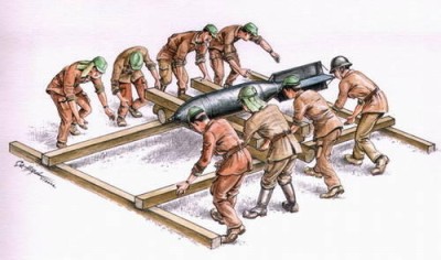 CMK F72097 Japanese Army maintenance crew with 250 kg bomb (8 fig.) 1/72