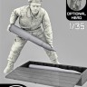 Sarmat Resin SRsf35039 Танкист морской пехоты с ящиком и снарядами 100/115мм СССР 1970-80е 1/35