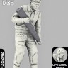 Sarmat Resin SRsf35040 Танкист морской пехоты со снарядом 100/115мм СССР 1970-80е 1/35