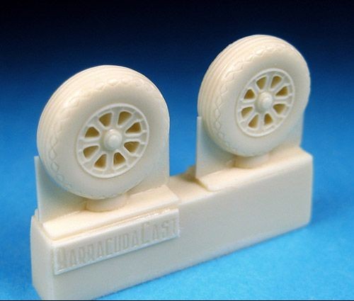 Barracuda Studios BCR72102 Vought Corsair, Grumman Hellcat Wheels - Postwar Tread (For all Corsair and Hellcat kits) 1/72
