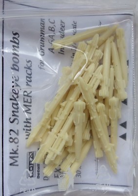 Kora Model DSM72018 MER racks Mk.82 Snakeye bombs (A-6A Intruder) 1/72