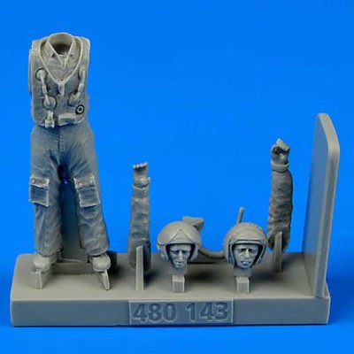 Aerobonus 480143 Soviet Pilot with life jacket - the Cold War period 1/48