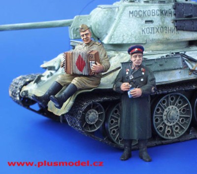 Plus model 132 Red Army Soldier, WWII – Accordionist &amp; NKVD Officer 1:35