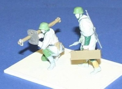 CMK F35167 German soldiers with Panzerschreck (2 fig. ) 1/35