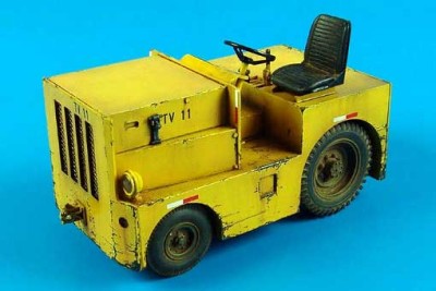 Aerobonus 320020 DMC Logan T-40 USAF tow tractor 1/32