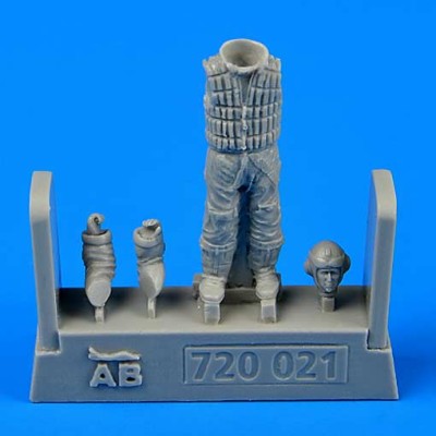 Aerobonus 720021 German Luftwaffe pilot WWII with life jacket 1/72