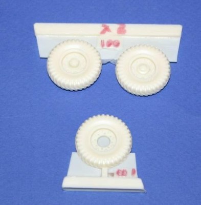 CMK B35001 Chevr.15cwt4x2Canada wheels9x16 Cros(Dunlop)ITA 1/35