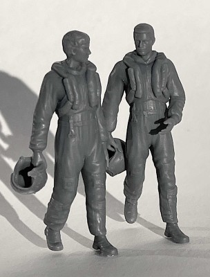 Pilot Replicas 483DP004 RAF pilots walking, late 1950s &amp; 1960s 1/48