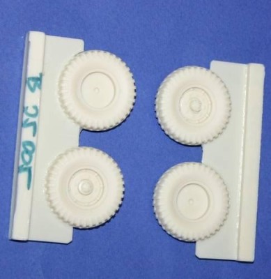 CMK B35005 Q.Chevr.4x4 wheels10,5x20 Gen.Purpose(Dunlop)ITA 1/35