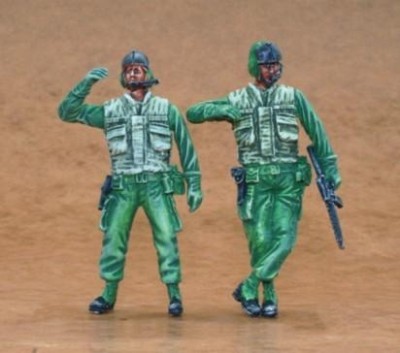 CMK F35183 US Heli. pilots-standing Vietnam (2 fig. ) 1/35