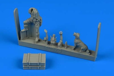 Aerobonus 480179 Middle East Allied Pilot WWII with dog 1/48