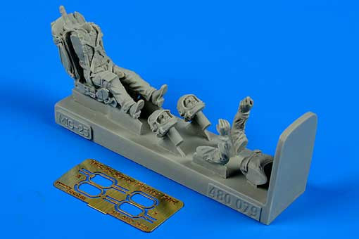 Aerobonus 480079 Soviet fighter pilot with ejection seat for MiG-25 1/48