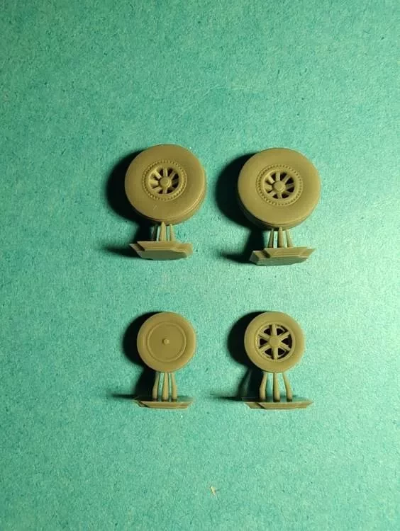Fly model A0009 Tigercat wheels with grooves (FLY) 1/72