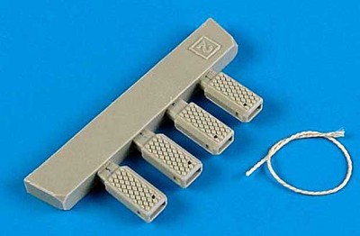 Wheelliant 148002 US. Navy polyurethane wheel chock with nylon thread - early 1/48