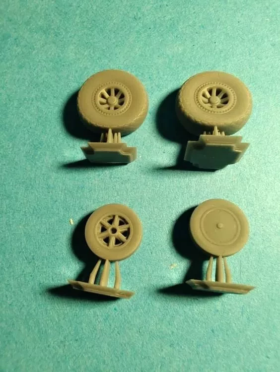 Fly model A0011 Tigercat wheels with treads - loaded (FLY) 1/72
