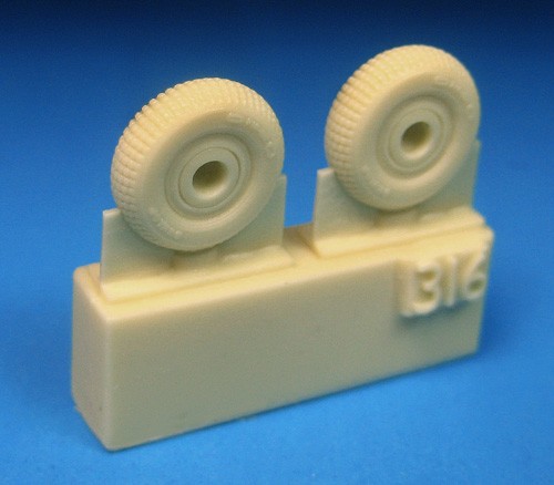 Barracuda Studios BCR72316 Supermarine Spitfire 4-slot block tread (tire style never made before) 1/72