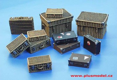 Plus model 113 Suitcase set 1:35
